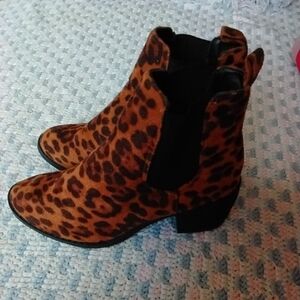 Chic Leopard Print Ankle Boots
